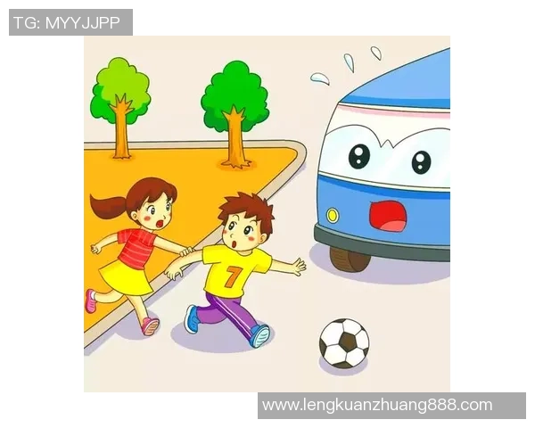 小朋友在马路上踢足球的快乐与安全隐患探讨